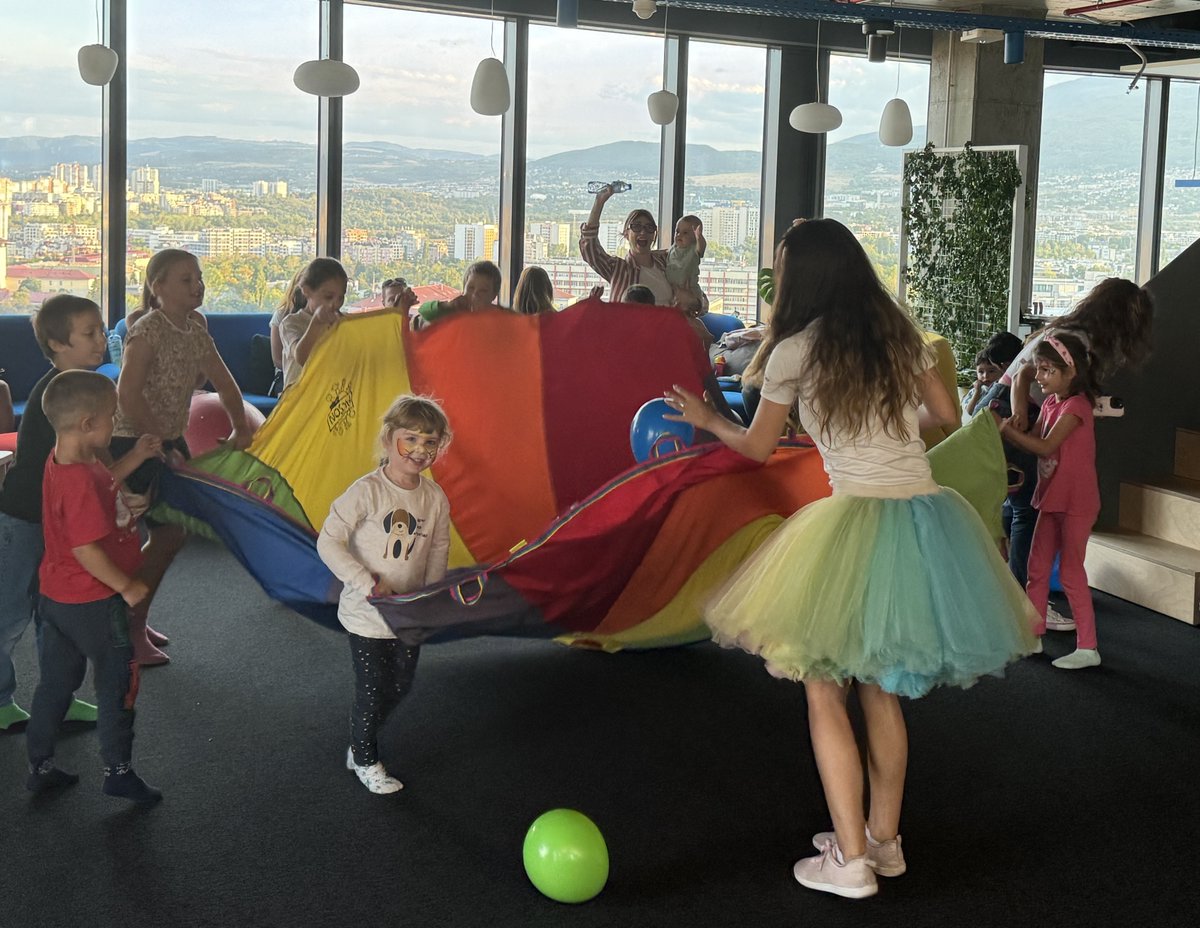 HyperscienceAI's tweet image. Thinking back to the end of September brings back such warm memories! To celebrate the start of the school year, we hosted a lively party for our energetic little guests in our office. It was an afternoon full of laughter, adventure, and smiles. Here are some photos.