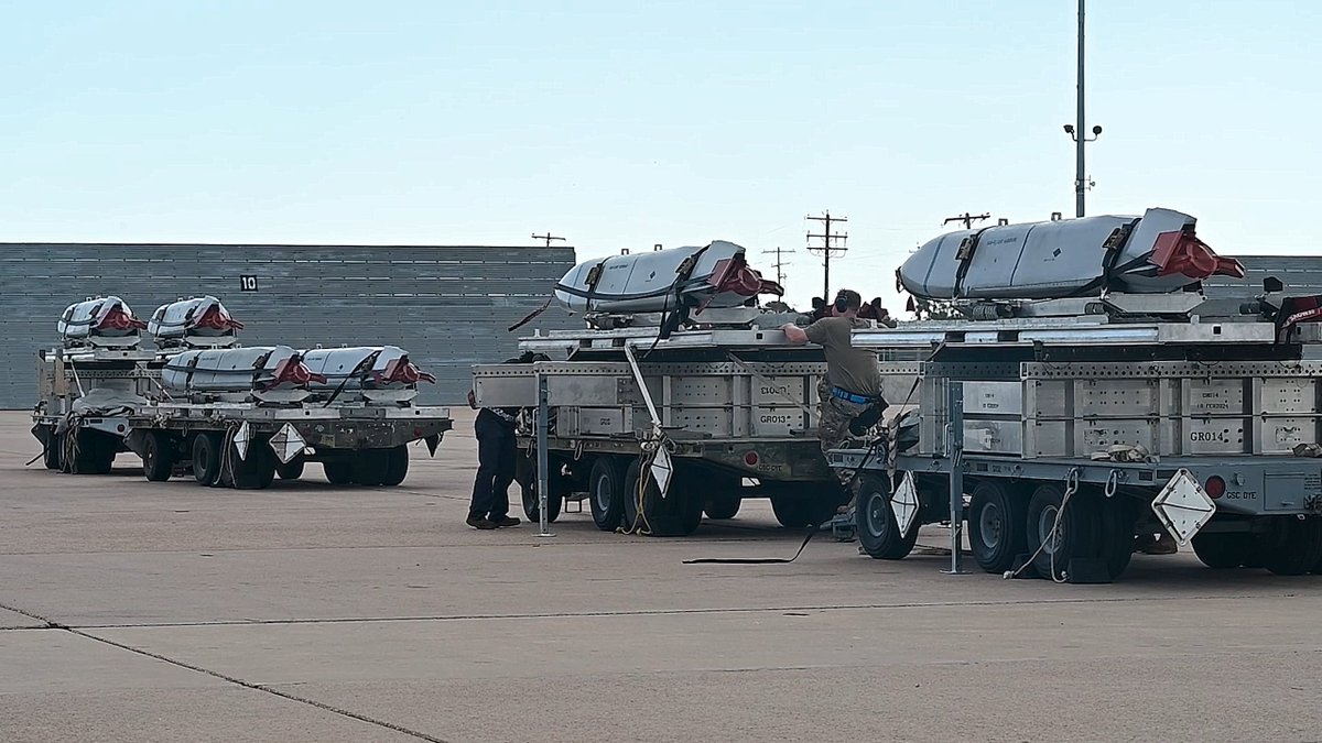 GuyPlopsky's tweet image. 🇺🇸 Airmen assigned to the 28th Bomber Generation Squadron load DATM-158As (ground training version of the JASSM) onto Conventional Rotary Launchers (CRLs) in the internal weapons bays of a B-1B Lancer during exercise Death Strike 25-3 at Dyess Air Force Base, Texas, Sept. 23,…