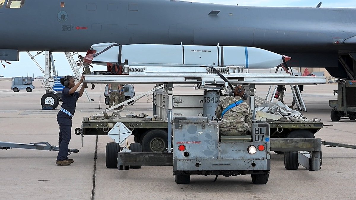 GuyPlopsky's tweet image. 🇺🇸 Airmen assigned to the 28th Bomber Generation Squadron load DATM-158As (ground training version of the JASSM) onto Conventional Rotary Launchers (CRLs) in the internal weapons bays of a B-1B Lancer during exercise Death Strike 25-3 at Dyess Air Force Base, Texas, Sept. 23,…