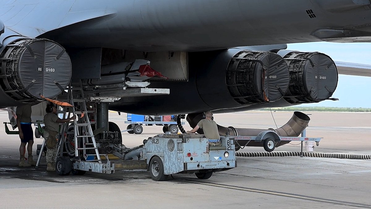 GuyPlopsky's tweet image. 🇺🇸 Airmen assigned to the 28th Bomber Generation Squadron load DATM-158As (ground training version of the JASSM) onto Conventional Rotary Launchers (CRLs) in the internal weapons bays of a B-1B Lancer during exercise Death Strike 25-3 at Dyess Air Force Base, Texas, Sept. 23,…