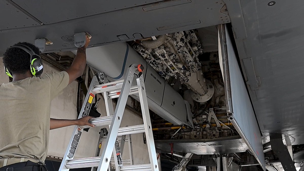 GuyPlopsky's tweet image. 🇺🇸 Airmen assigned to the 28th Bomber Generation Squadron load DATM-158As (ground training version of the JASSM) onto Conventional Rotary Launchers (CRLs) in the internal weapons bays of a B-1B Lancer during exercise Death Strike 25-3 at Dyess Air Force Base, Texas, Sept. 23,…