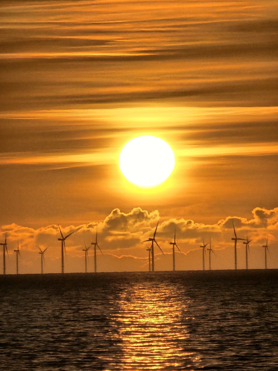 MikeTilburn's tweet image. The sun setting over the west coast of The Republic of Walney tonight.