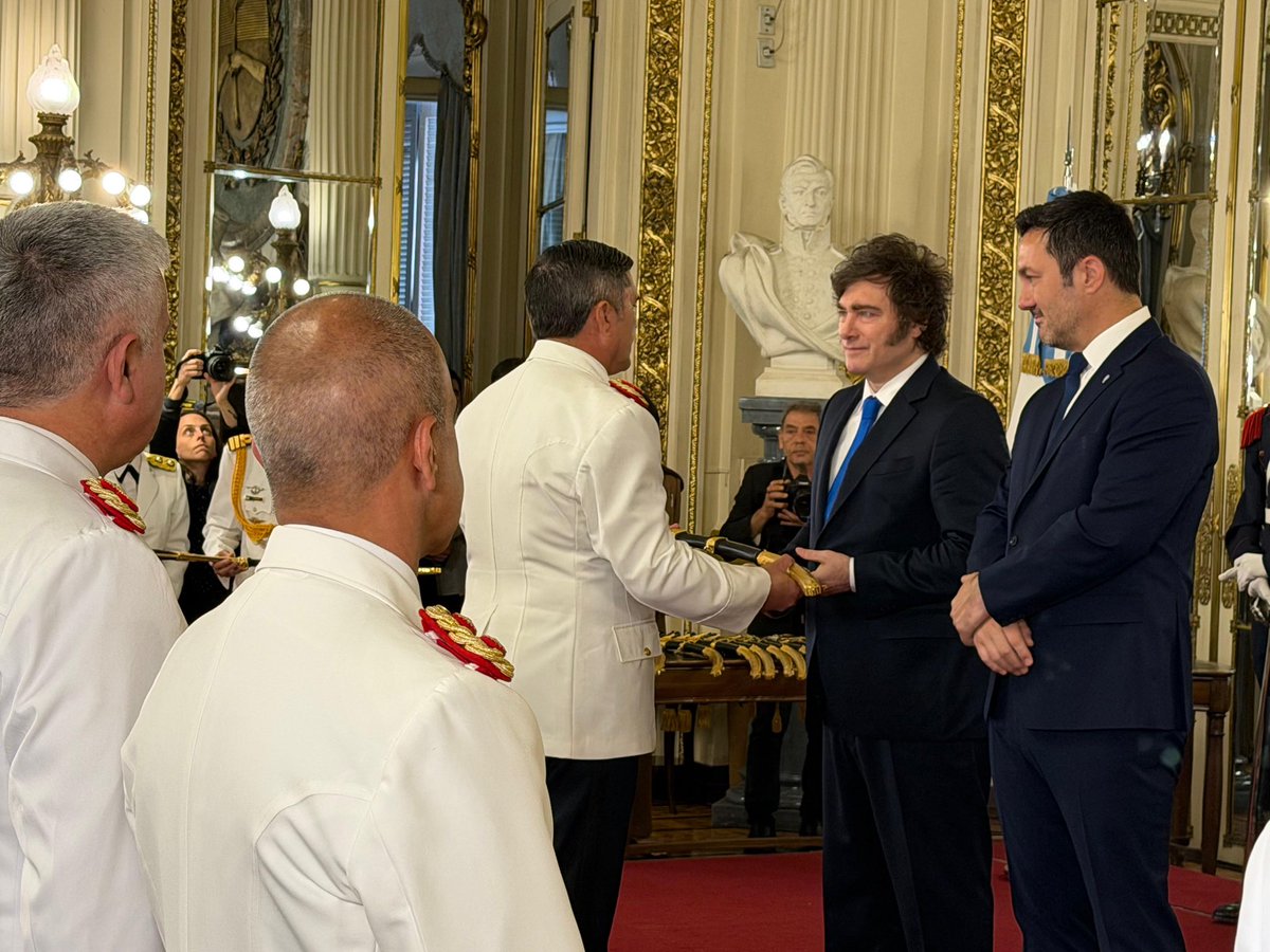 luispetri's tweet image. El Presidente @JMilei encabezó la entrega de despachos y sables a los oficiales de las Fuerzas Armadas ascendidos al grado inmediato superior. En el Salón Blanco de la Casa Rosada, el Comandante en Jefe otorgó los atributos a 35 generales, almirantes y brigadieres, entre ellos el…