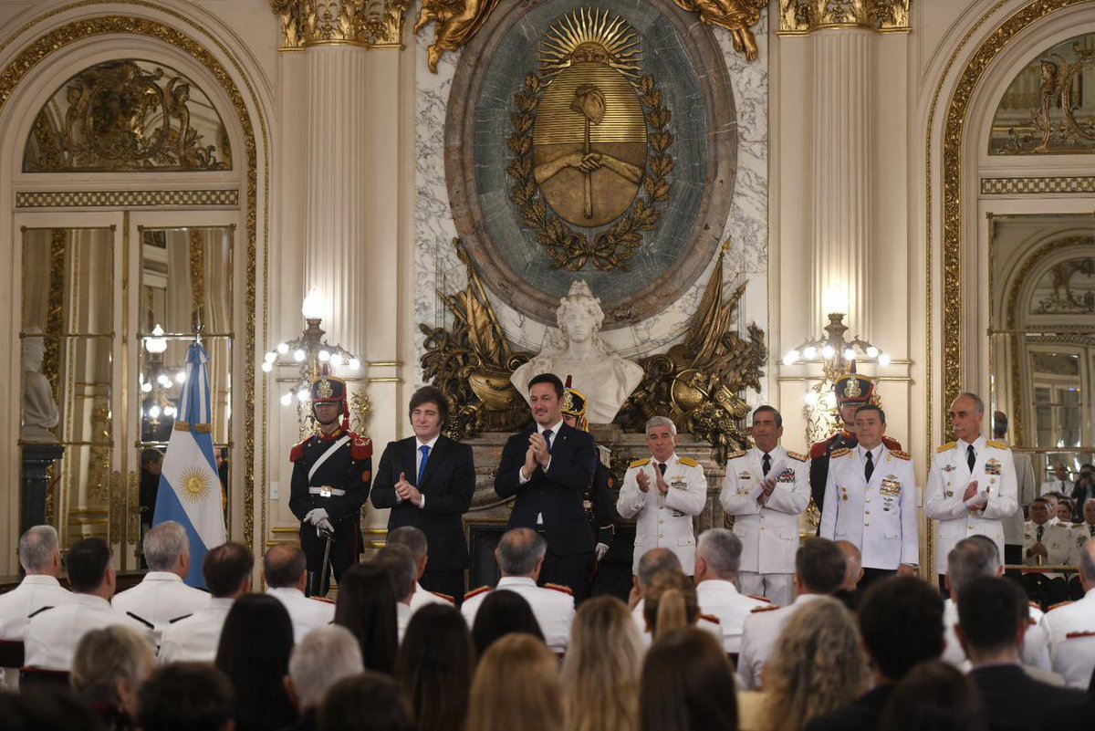 luispetri's tweet image. El Presidente @JMilei encabezó la entrega de despachos y sables a los oficiales de las Fuerzas Armadas ascendidos al grado inmediato superior. En el Salón Blanco de la Casa Rosada, el Comandante en Jefe otorgó los atributos a 35 generales, almirantes y brigadieres, entre ellos el…