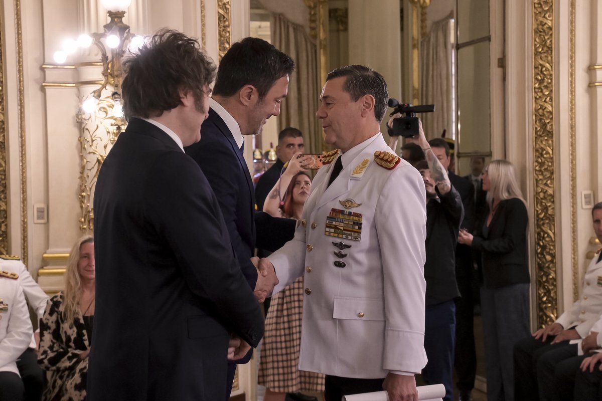luispetri's tweet image. El Presidente @JMilei encabezó la entrega de despachos y sables a los oficiales de las Fuerzas Armadas ascendidos al grado inmediato superior. En el Salón Blanco de la Casa Rosada, el Comandante en Jefe otorgó los atributos a 35 generales, almirantes y brigadieres, entre ellos el…