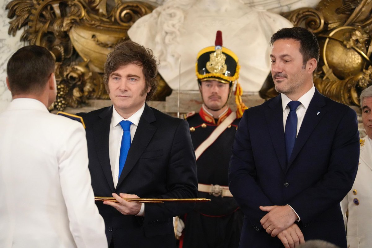luispetri's tweet image. El Presidente @JMilei encabezó la entrega de despachos y sables a los oficiales de las Fuerzas Armadas ascendidos al grado inmediato superior. En el Salón Blanco de la Casa Rosada, el Comandante en Jefe otorgó los atributos a 35 generales, almirantes y brigadieres, entre ellos el…