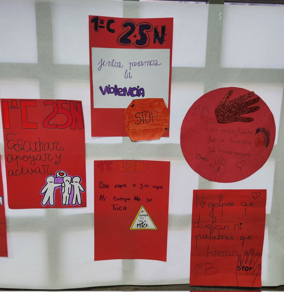 IESMF's tweet image. Con motivo del 25N, el Plan d Igualdad ha organizado la actividad "Tarjeta roja contra la violencia". El alumnado del primer ciclo de la ESO, a través de talleres, han reflexionado y elaborado sus propias tarjetas contra l violencia sexista ♥️ #iesmiguelfernandez #igualdadmf #25N