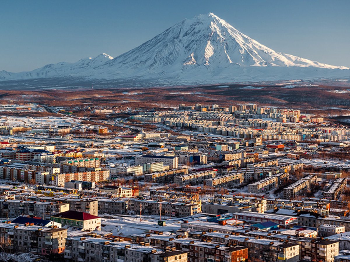 Lora020563's tweet image. Петропавловск-Камчатский - уникальный город на краю русской земли, форпост России на востоке.
Ландшафт города - сопки…
Самая знаменитая из них - Никольская, местные называют её сопкой Любви.
А ещё сопки: Мишенная, Красная, Петровская, Никольская.

Население города 163 000 чел.