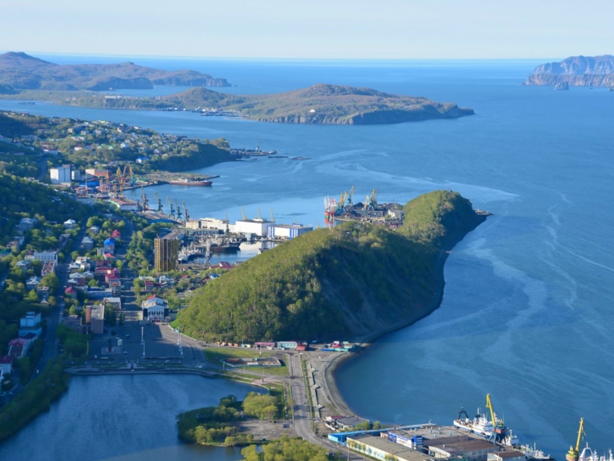 Lora020563's tweet image. Петропавловск-Камчатский - уникальный город на краю русской земли, форпост России на востоке.
Ландшафт города - сопки…
Самая знаменитая из них - Никольская, местные называют её сопкой Любви.
А ещё сопки: Мишенная, Красная, Петровская, Никольская.

Население города 163 000 чел.