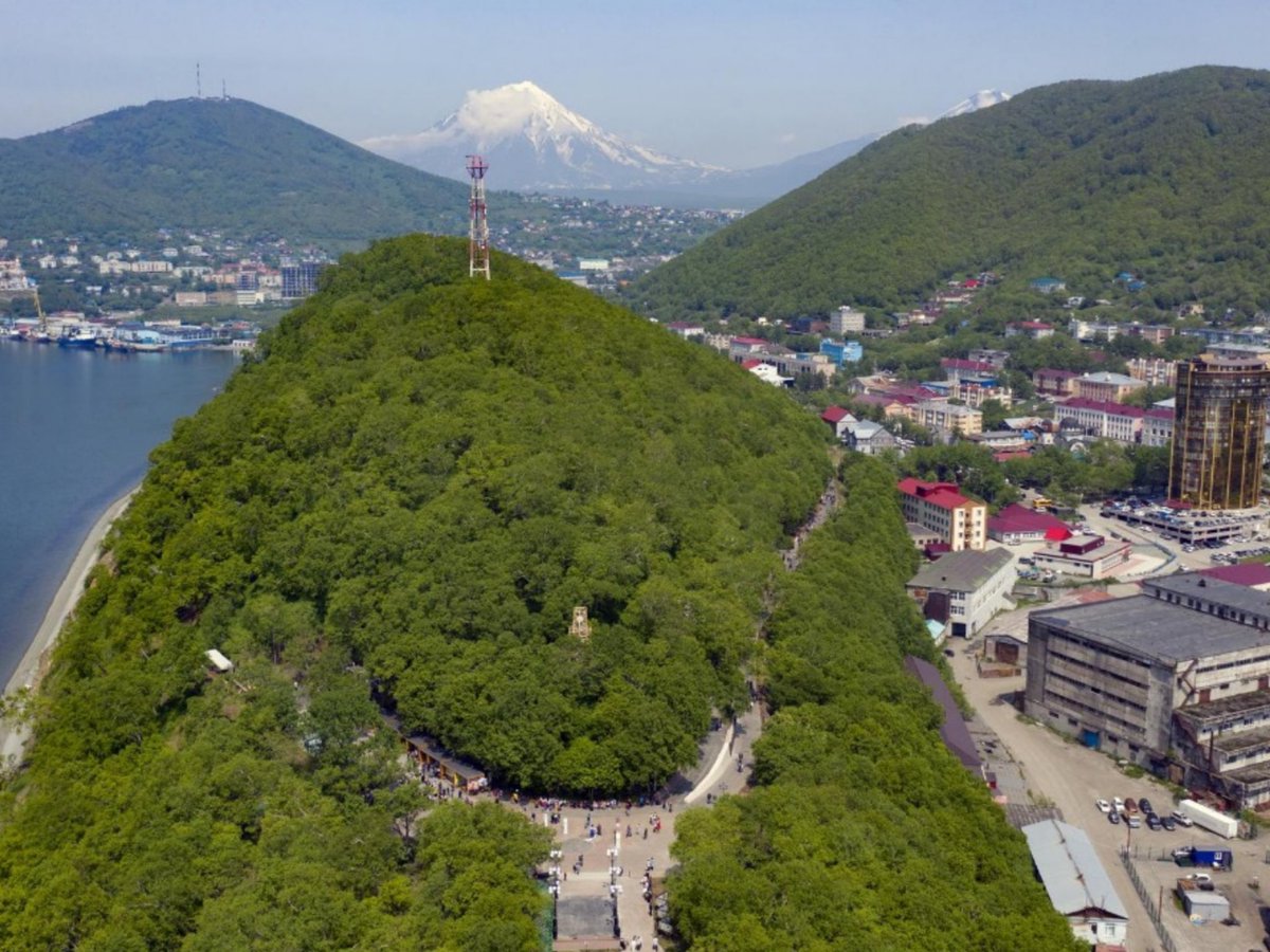 Lora020563's tweet image. Петропавловск-Камчатский - уникальный город на краю русской земли, форпост России на востоке.
Ландшафт города - сопки…
Самая знаменитая из них - Никольская, местные называют её сопкой Любви.
А ещё сопки: Мишенная, Красная, Петровская, Никольская.

Население города 163 000 чел.