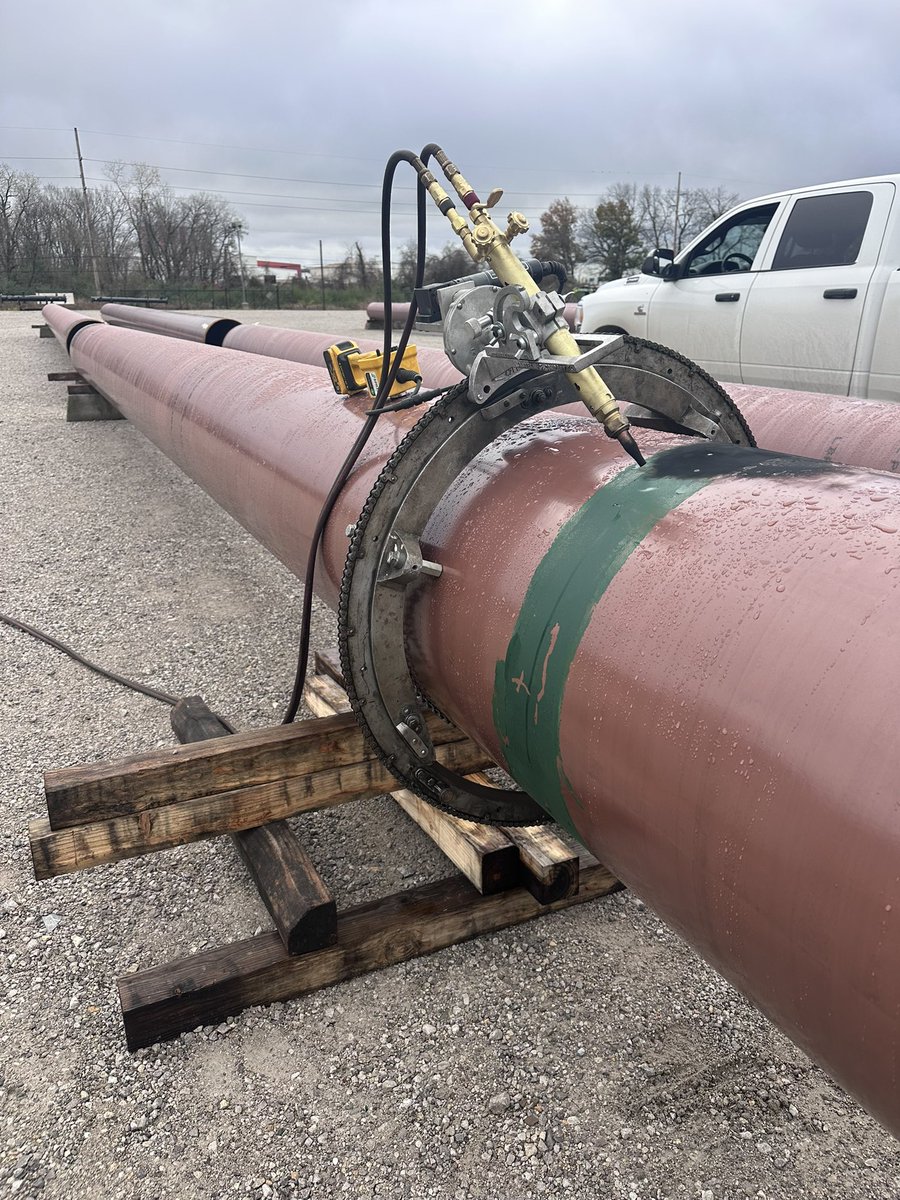 OK_Loyal_RFC's tweet image. For those of you that think I’m useless! Helped my friends over at @AllanEdwardsInc get started on cutting some 60’ long sections of 24” pipe so that they could concrete coat them. I’m shite at this, but it’s a lot of fun! 😂