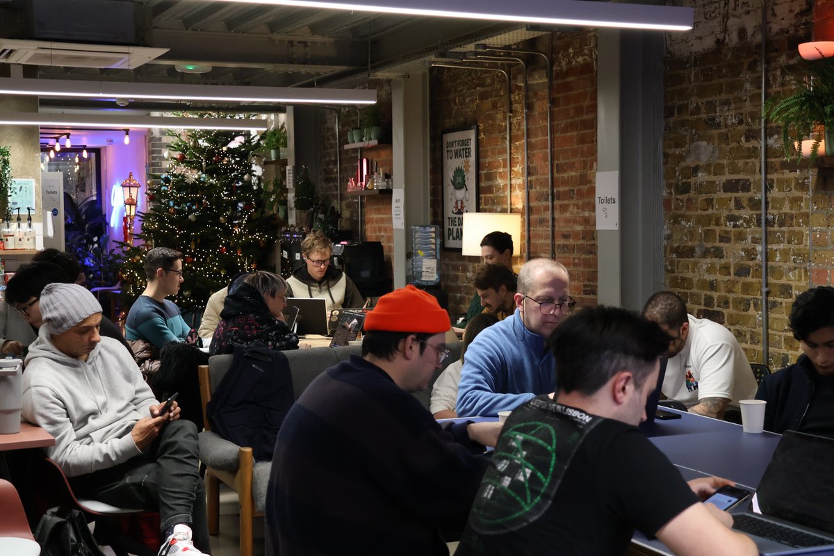 StoryEcosystem's tweet image. Scenes from our IRL meetup with @Livepeer and @encodeclub in London 🇬🇧

Shoutout to Jamie (Sound of Fractures), whose workshop on creative video AI proved that intention cuts through noise.

The real advantage in a world of infinite content.