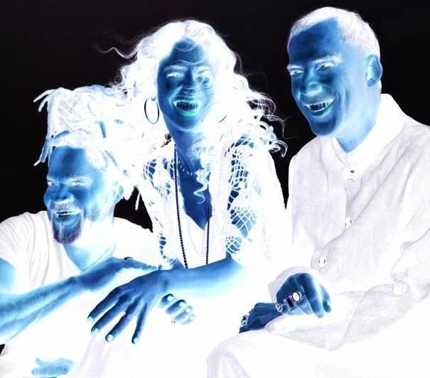 não sei namorar
não sei beijar de língua
agora só tenho pesadelos
não sei onde ir
não sei onde ficar
agora só me falta entrar