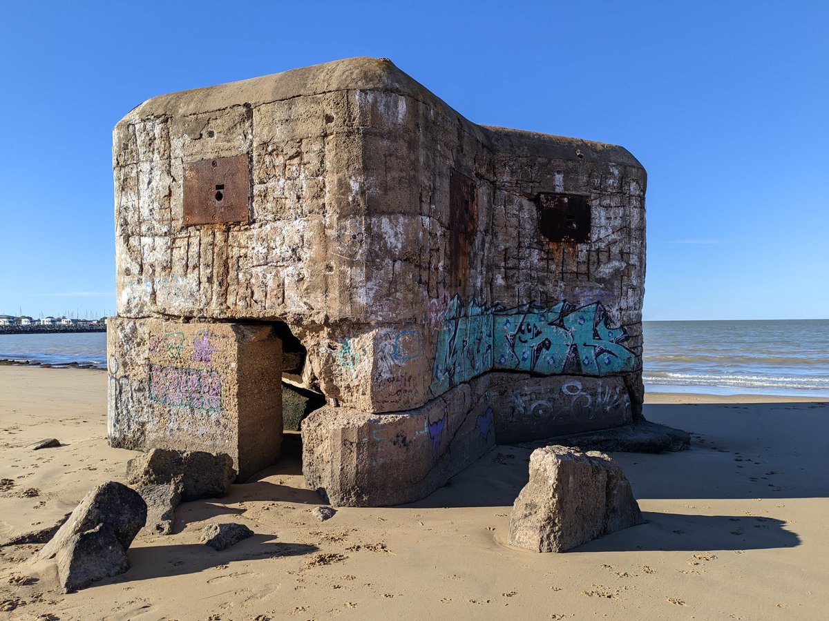 Búnker de la playa de Micaela, Chipiona.

Fueron construidos, en la década de 1940 en todo el golfo de Cádiz, para defender la costa andaluza de un posible desembarco Aliado.

Finalmente, este se produciría en Marruecos (operación Antorcha, 1942), alargando con ello la vida de la