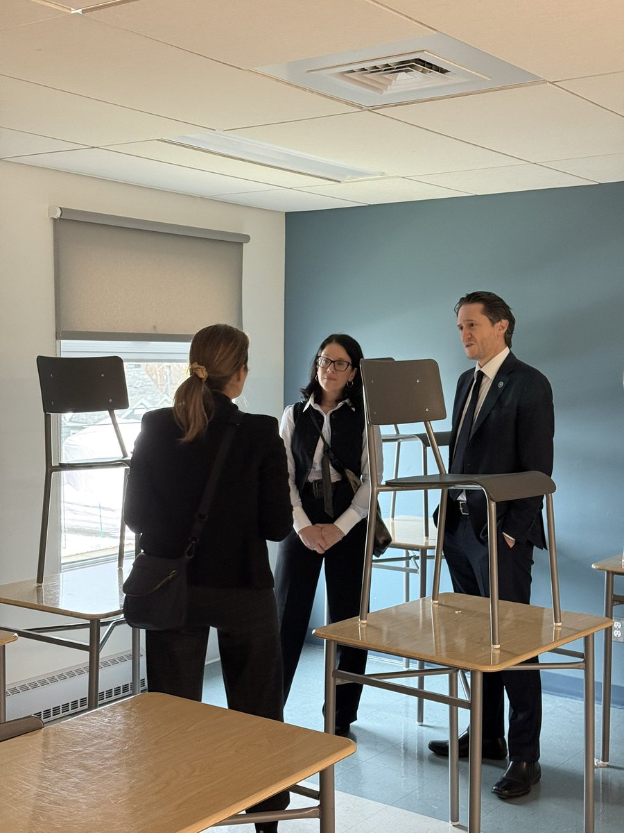 CharetteB's tweet image. Ce matin, @slebel19 et moi avons pu visiter une aile préfabriquée de l’école La Camaradière à Québec. Ces 20 locaux ventilés et climatisés ont pu être ajoutés en 3 mois à l’école déjà existante afin de faire face aux nouveaux besoins en terme de capacité d’accueil. C’est un bel…