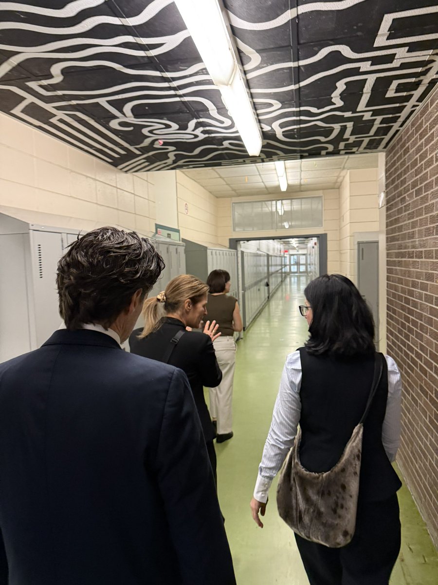 CharetteB's tweet image. Ce matin, @slebel19 et moi avons pu visiter une aile préfabriquée de l’école La Camaradière à Québec. Ces 20 locaux ventilés et climatisés ont pu être ajoutés en 3 mois à l’école déjà existante afin de faire face aux nouveaux besoins en terme de capacité d’accueil. C’est un bel…