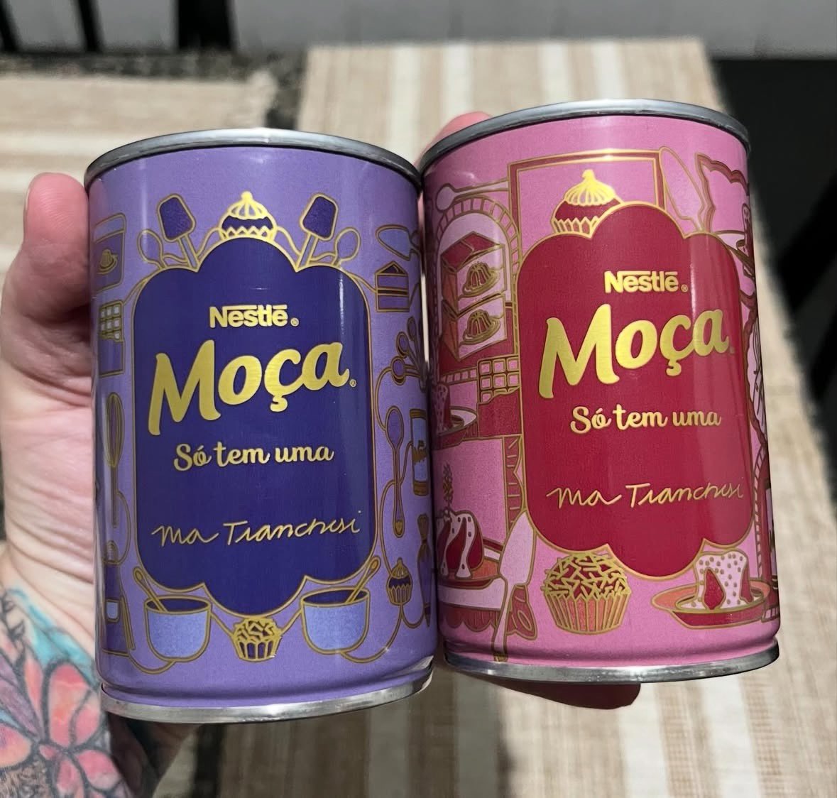 adrigalx's tweet image. vocês viram as latas edição limitada do leite condensado? são tão fofinhaaas 😭
tem três cores e eu vou guardar igual relíquia kkkkk