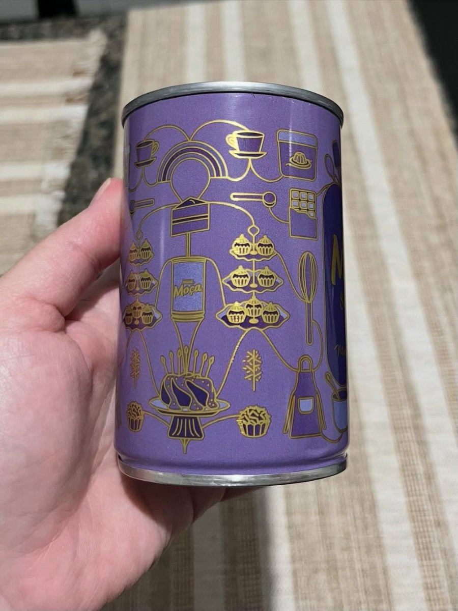 adrigalx's tweet image. vocês viram as latas edição limitada do leite condensado? são tão fofinhaaas 😭
tem três cores e eu vou guardar igual relíquia kkkkk