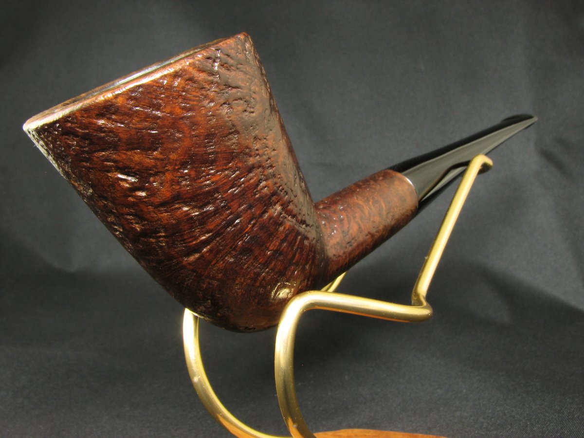 The 60-year-old child of two respected Dutch parents - The Royal Dutch Pipe Factory (Big Ben, Hilson, Porsche Design) and Douwe Egberts (tea, coffee, and fine tobaccos). AMPHORA X-tra 729-649 at vkpipes.com/pipeline/ampho…