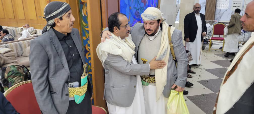 alialqhoom's tweet image. جانب من تقديم واجب العزاء والمواساة للأخ العزيز غسان امين قاسم واخوانه في وفاة والدة المغفور له الحاج امين قاسم رحمه الله.. 
لقد كان الحاج امين قاسم من رجال المال والأعمال والاقتصاد والهامات الوطنية والقيادات الوطنية في الحزب الاشتراكي وكانت حياته حافلة بالعطاء والوطنية ..