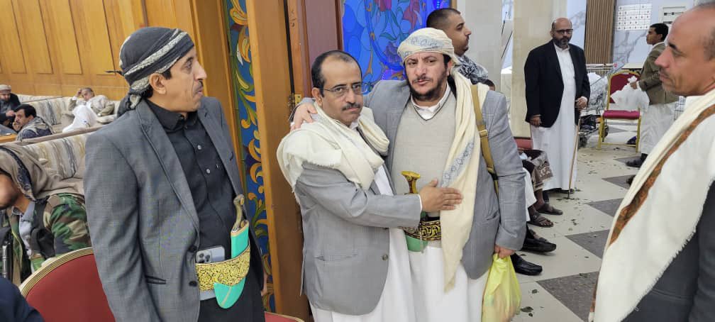 alialqhoom's tweet image. جانب من تقديم واجب العزاء والمواساة للأخ العزيز غسان امين قاسم واخوانه في وفاة والدة المغفور له الحاج امين قاسم رحمه الله.. 
لقد كان الحاج امين قاسم من رجال المال والأعمال والاقتصاد والهامات الوطنية والقيادات الوطنية في الحزب الاشتراكي وكانت حياته حافلة بالعطاء والوطنية ..