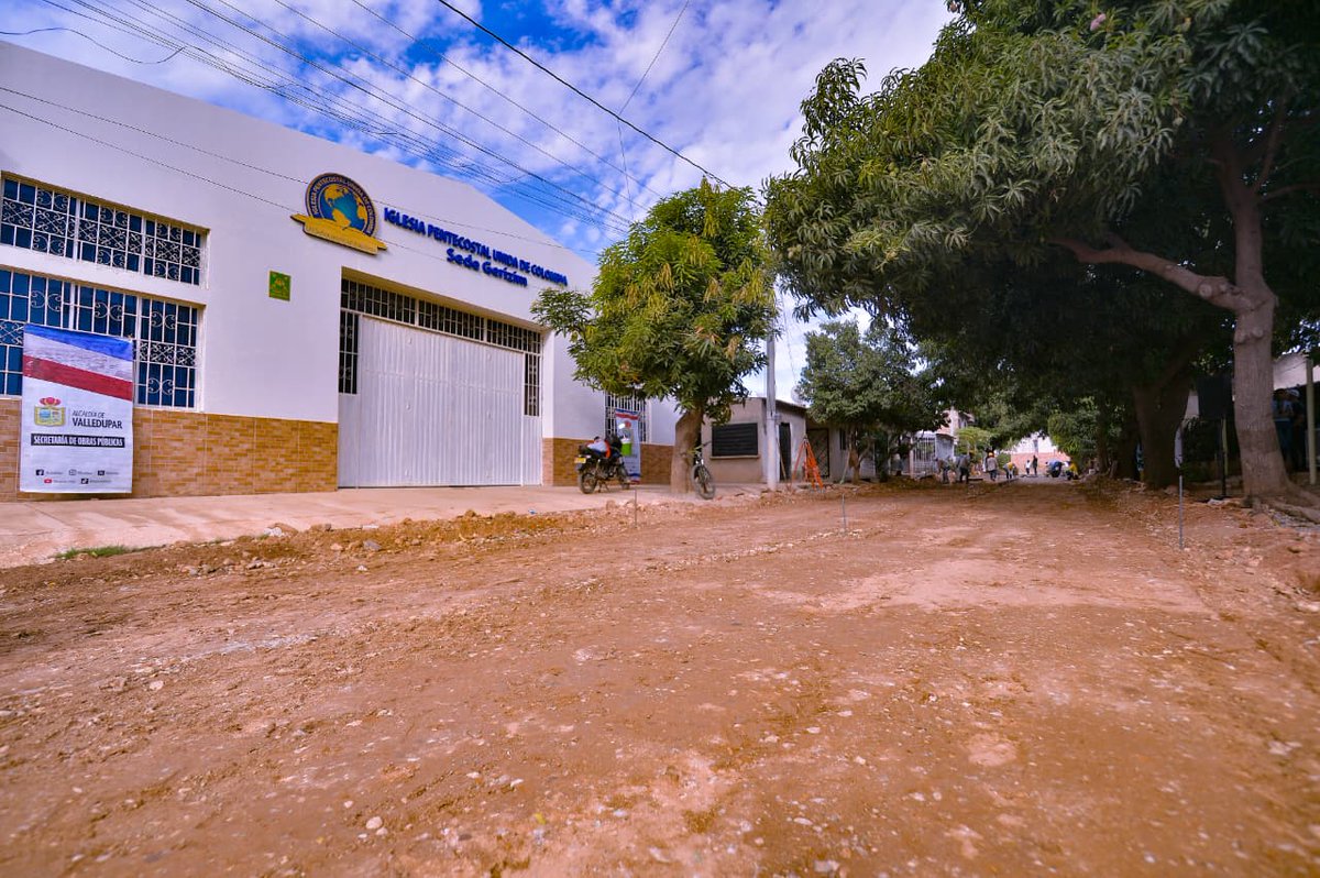 A Yaneth le dije, nada de promesa, es arreglando esto para beneficiar a las comunidades vallenatas, que lo estaban pidiendo hace años. 
Hoy fui a Gerizím y San Jerónimo, dos sectores olvidados al sur de Valledupar, y ya pavimentamos las vías. Calidad, tiempo y ejecución perfecta,