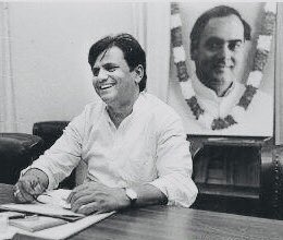 NayakRagini's tweet image. चाहे राजनीतिक उठा-पटक हो या कार्यकर्ताओं-नेताओं की निजी ज़िन्दगी की परेशानियां,
अहमद पटेल जी के पास हर मर्ज़ की दवा थी

उनकी सरपरस्ती बेमिसाल थी

न जाने कितनी बार कितने लोगों की निस्स्वार्थ मदद उन्होंने की

ताउम्र कांग्रेस को रौशन करने वाले,सच्चे सेनानी को पुण्यतिथि पर विनम्र…