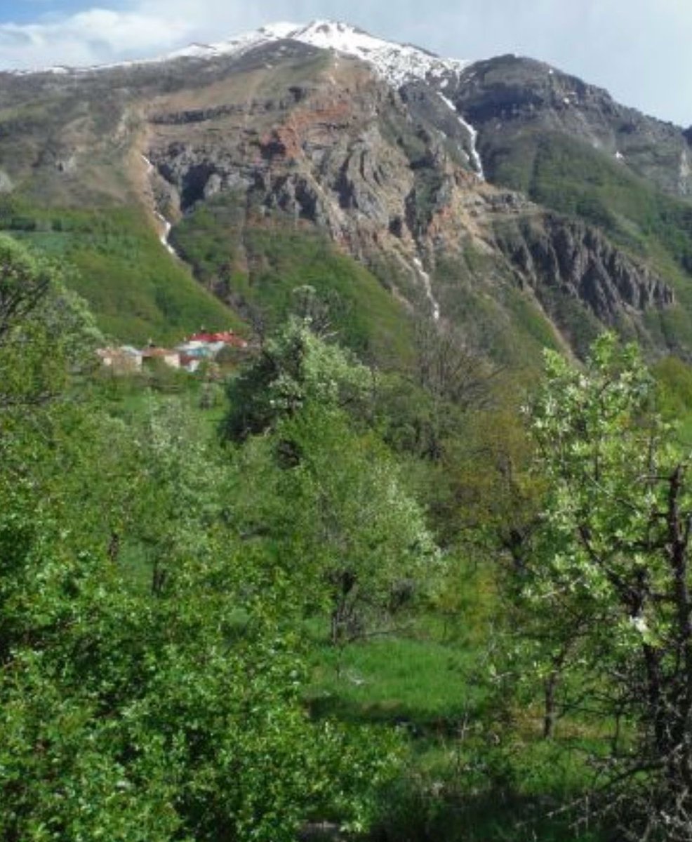 İsterdim ki küçük dağ köylerinde söylene gelen şöyle bir deyiş olsun:

Her vadinin fısıldayan bir rüzgarı var.
.