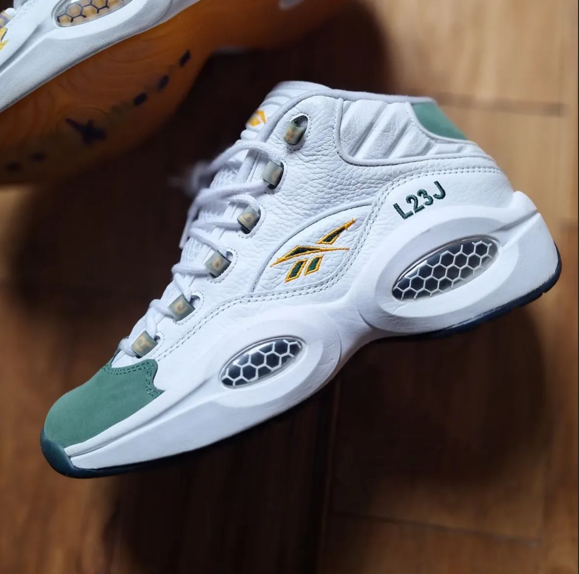 RealestOnlyreal's tweet photo. Reebok heat.
OG color blocking.
The Reebok Question Mid in fresh team-inspired palettes.

📸 @reebokalypse.now
#therealest https://t.co/kshUmXQgGY