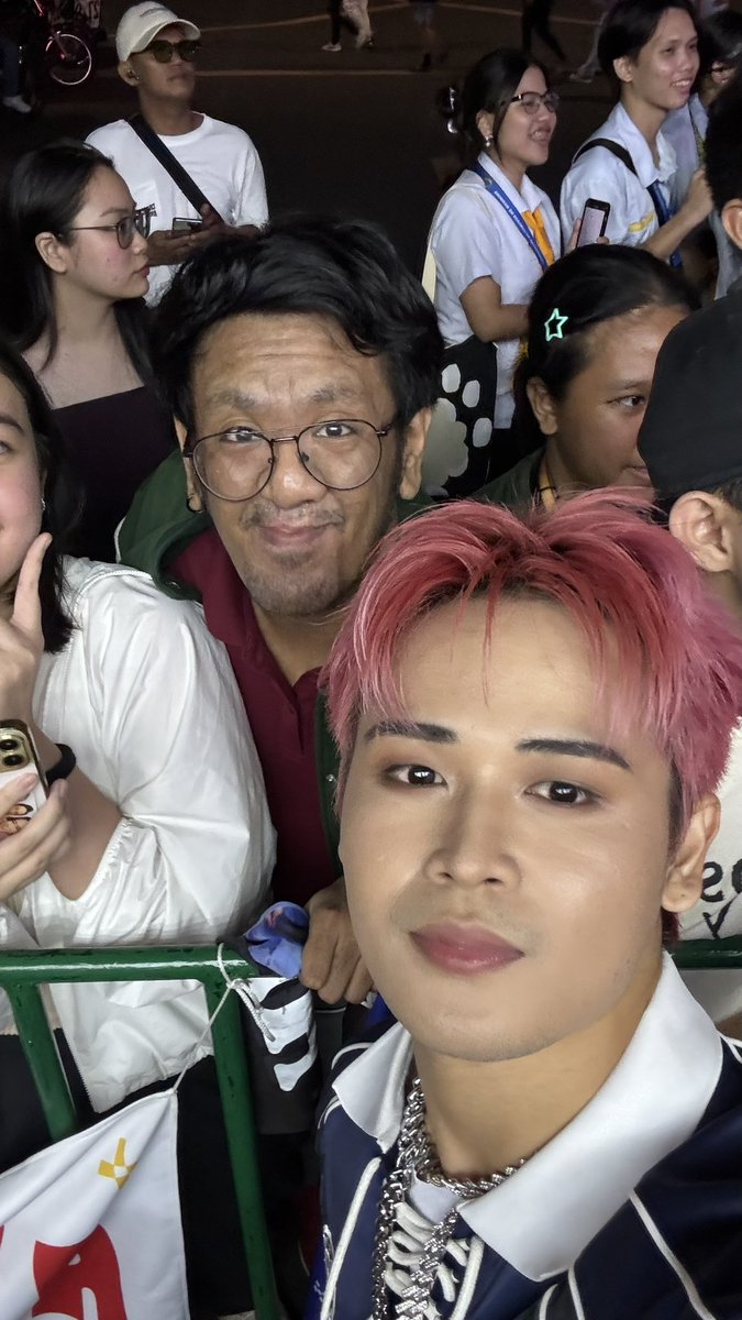 angALASngJOSH's tweet image. me: Alas selfie tayo…baka magtampo ka na eh 🤣🤣🤣🤣

DESTINO WISH BUS
#ALAMATDestino #ALAMAT
#ALAMAT_ALAS