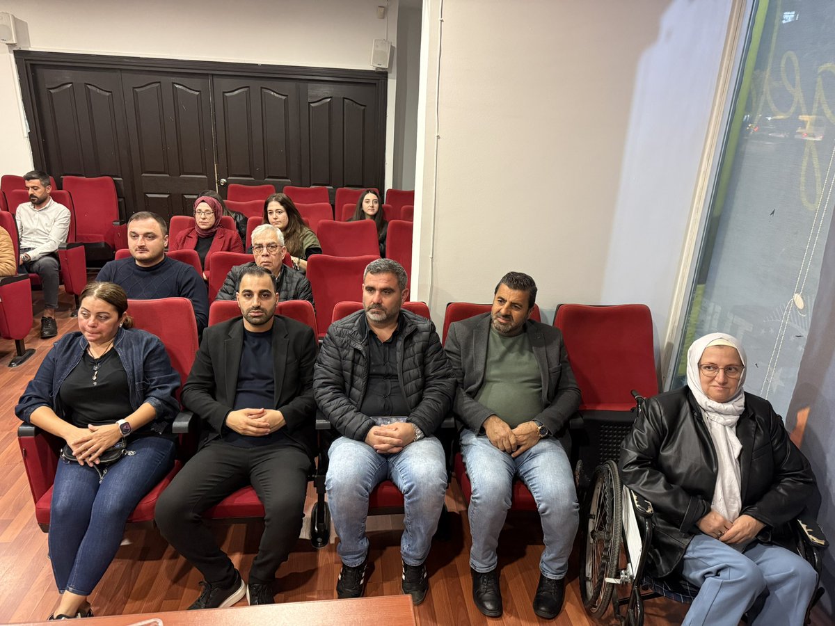 akyenisehirilce's tweet photo. AK Parti Yenişehir İlçe Başkanlığı
📌 Toplantı

AK Parti Yenişehir İlçe Başkanlığımızın haftalık olağan yönetim kurulu toplantısını ;  İlçe Başkanımız Sn. Seyidhan Kartal, İlçe Yönetim Kurulu Üyelerimiz, İlçe Kadın Kolları Başkanımız Sn. Av. Helin Gezgin ve İlçe Gençlik Kolları Başkanımız Sn. Av. Muhammed İkbal Genç’in katılımlarıyla gerçekleştirdik.

Hayırlara vesile olsun.

#AKPartiYenişehir #BirlikBeraberlik