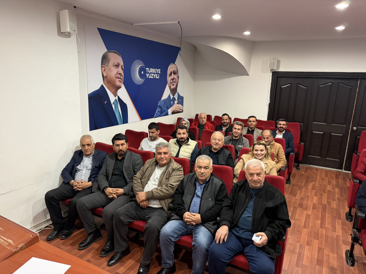 akyenisehirilce's tweet photo. AK Parti Yenişehir İlçe Başkanlığı
📌 Toplantı

AK Parti Yenişehir İlçe Başkanlığımızın haftalık olağan yönetim kurulu toplantısını ;  İlçe Başkanımız Sn. Seyidhan Kartal, İlçe Yönetim Kurulu Üyelerimiz, İlçe Kadın Kolları Başkanımız Sn. Av. Helin Gezgin ve İlçe Gençlik Kolları Başkanımız Sn. Av. Muhammed İkbal Genç’in katılımlarıyla gerçekleştirdik.

Hayırlara vesile olsun.

#AKPartiYenişehir #BirlikBeraberlik