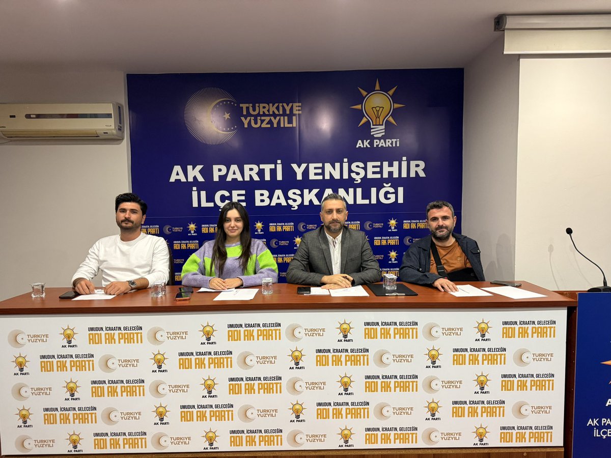 akyenisehirilce's tweet photo. AK Parti Yenişehir İlçe Başkanlığı
📌 Toplantı

AK Parti Yenişehir İlçe Başkanlığımızın haftalık olağan yönetim kurulu toplantısını ;  İlçe Başkanımız Sn. Seyidhan Kartal, İlçe Yönetim Kurulu Üyelerimiz, İlçe Kadın Kolları Başkanımız Sn. Av. Helin Gezgin ve İlçe Gençlik Kolları Başkanımız Sn. Av. Muhammed İkbal Genç’in katılımlarıyla gerçekleştirdik.

Hayırlara vesile olsun.

#AKPartiYenişehir #BirlikBeraberlik
