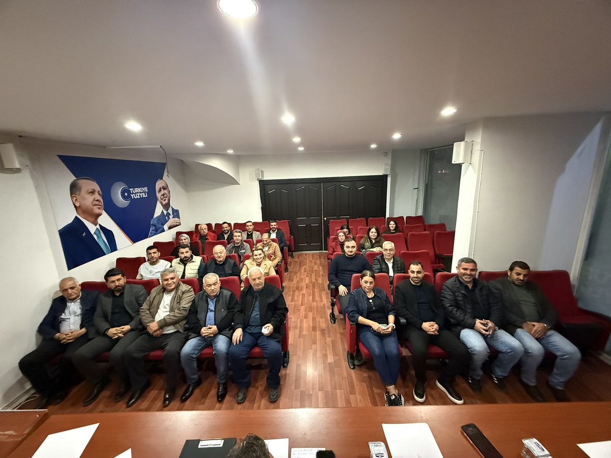 akyenisehirilce's tweet photo. AK Parti Yenişehir İlçe Başkanlığı
📌 Toplantı

AK Parti Yenişehir İlçe Başkanlığımızın haftalık olağan yönetim kurulu toplantısını ;  İlçe Başkanımız Sn. Seyidhan Kartal, İlçe Yönetim Kurulu Üyelerimiz, İlçe Kadın Kolları Başkanımız Sn. Av. Helin Gezgin ve İlçe Gençlik Kolları Başkanımız Sn. Av. Muhammed İkbal Genç’in katılımlarıyla gerçekleştirdik.

Hayırlara vesile olsun.

#AKPartiYenişehir #BirlikBeraberlik