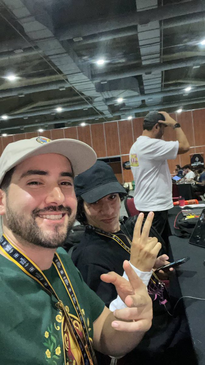 keccamaxk256's tweet image. 30 horas de hackeo, café, bugs y muchas risas con @LozaxPixel. Construimos un prototipo sobre la EVVM explorando una propuesta de Fisher: convertir a los bots de arbitraje en la energía que impulsa la ejecución de la EVVM.