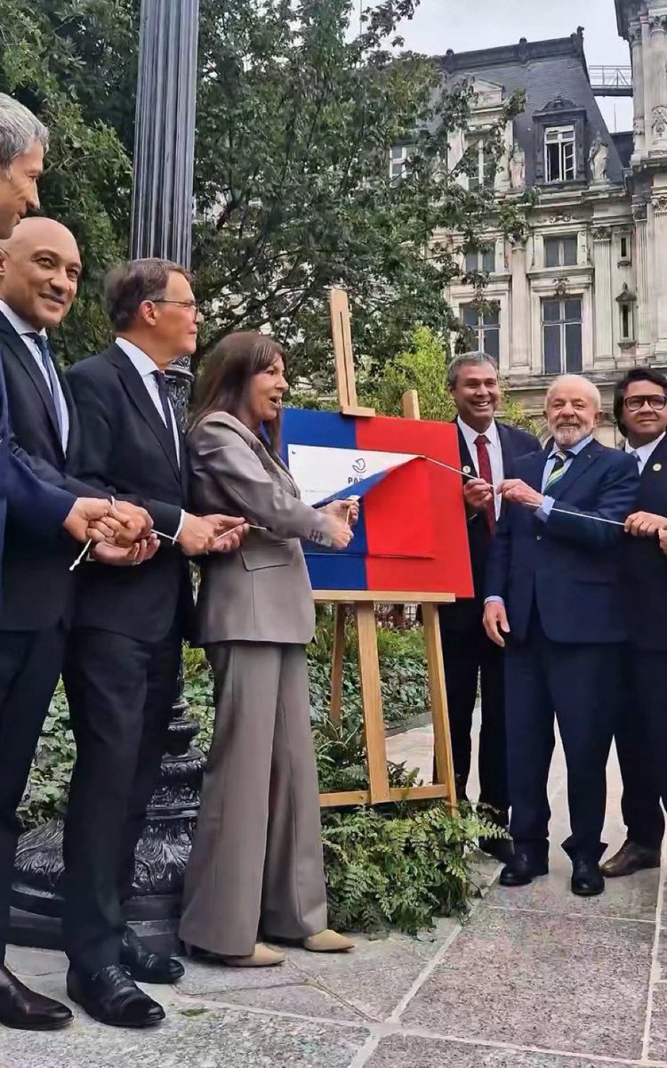ChaRocher's tweet image. À peine 5 mois après l’inauguration par la gauche parisienne de la forêt urbaine sur le parvis de l’Hôtel de Ville, les arbres sont déjà en train de CREVER et plusieurs ont été coupés. Cette mauvaise blague a coûté 6M€ aux parisiens au détriment de l’entretien de nos VRAIS…