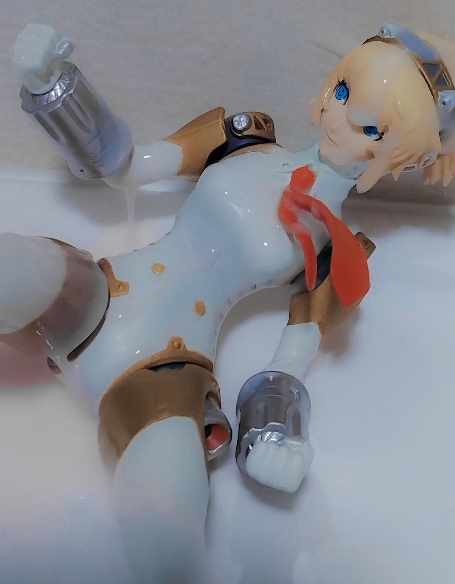 m1tzy_'s tweet image. The strawberry-scented shower gel I bought is white-ish....!!