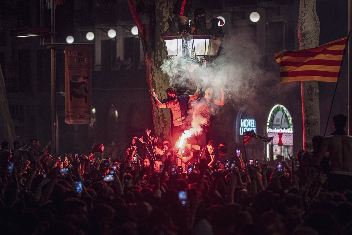 ماحيلةُ العاشِق إذ كان ينتظرك دومًا 
فما له من ذنب أن كان يـراك موطنَا .❤️💙

#BarcaDay