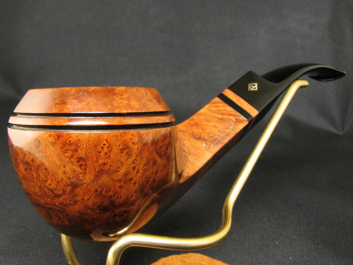 A great example from Dunhill of how to create a practical and affordable product without sacrificing style and quality. PARKER Bruyere 374 from the 1970s-80s at vkpipes.com/pipeline/parke…