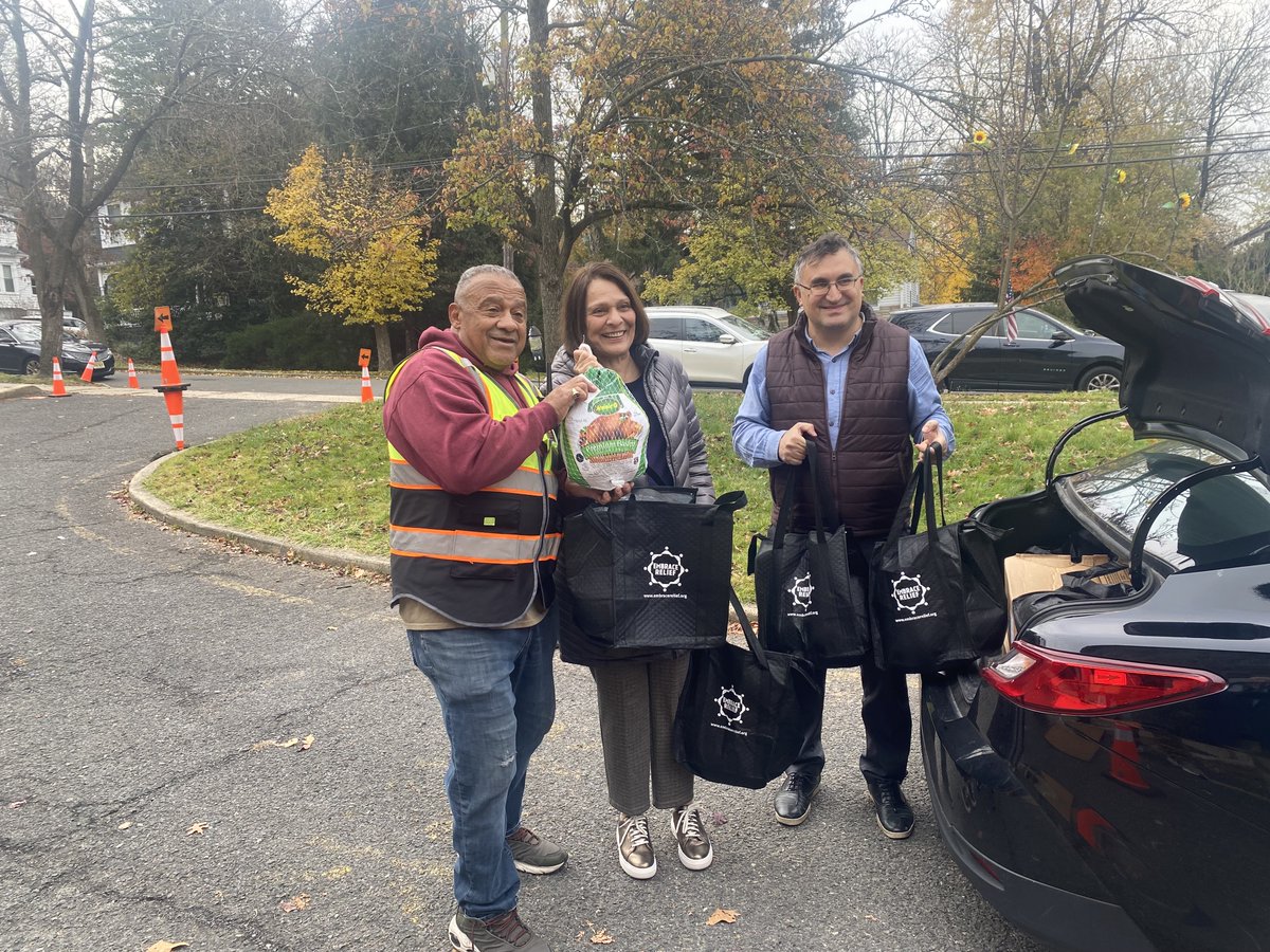 NJLD37's tweet image. Gordon and Shama joined DCVYP at St Paul’s Episcopal Church for their turkey distribution event this morning, alongside volunteers from the Peace Islands Institute.