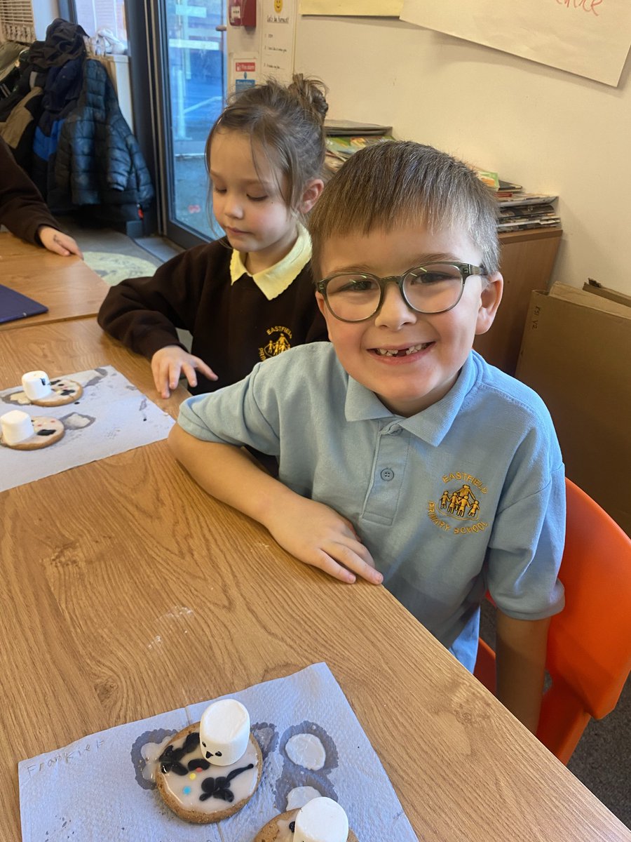 EastfieldPSHull's tweet photo. Melting snowmen biscuits in #2MS #epsenterprise for the Christmas Fair ☃️ https://t.co/Ntm0KZLnUr