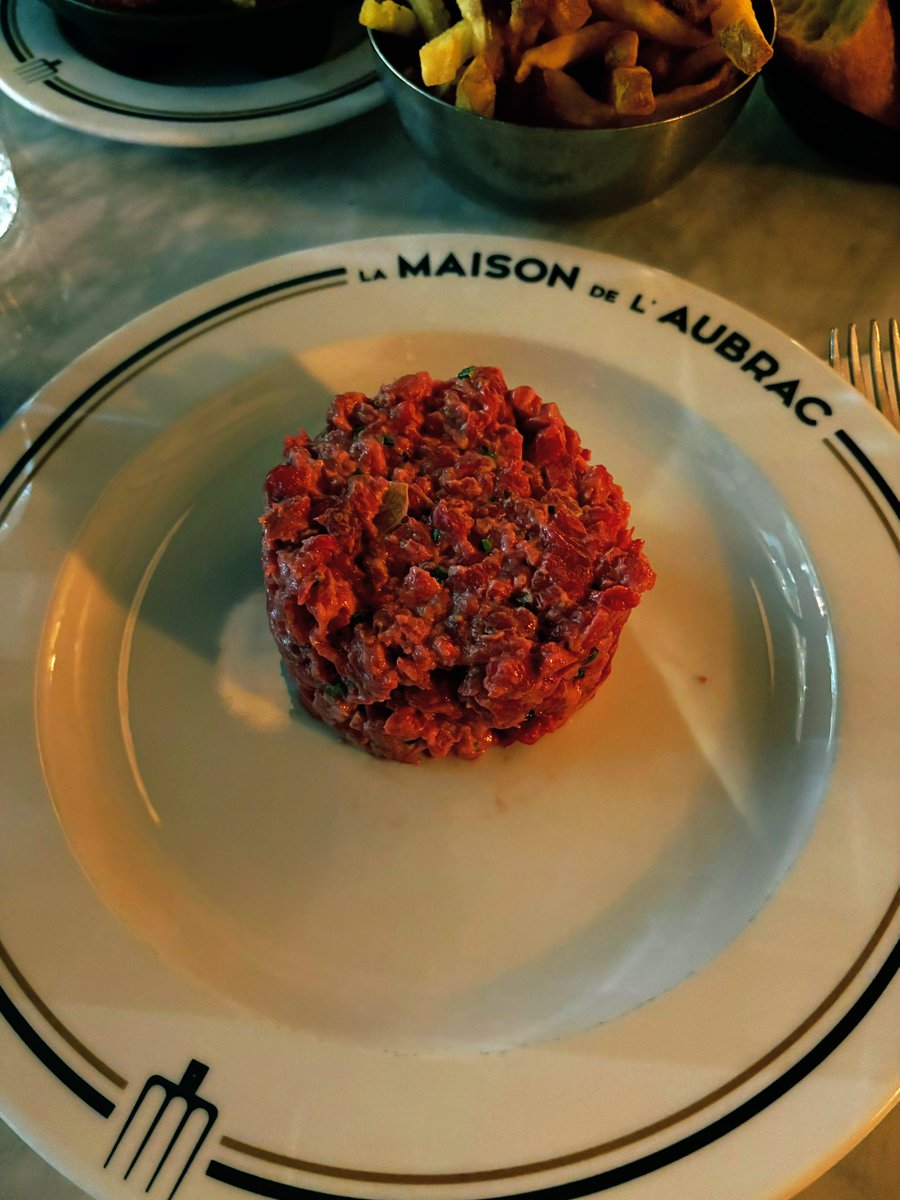 もしやフランスって食べ物美味しくないのか？と思いながら3日目の夕飯、ラ・メゾンドロブラックというお店に行ったんだけど、ここは大当たり！QRで日本語メニュー出てくるし、お店の人も親切。1枚目のオニオングラタンスープは絶品！2枚目は念願のビーフタルタル！日本だとなかなか食べられないもんね