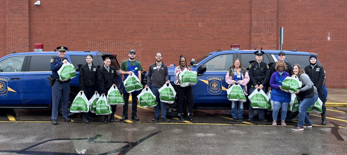 MSPFirstDist's tweet image. On Tuesday, November 25, MSP Lansing Post partnered with Kroger Store in Delta Township, Eaton County to ensure 20 families in the area enjoy a happy Thanksgiving. Kroger generously donated 20 complete Thanksgiving meals, to include a turkey and all the fixings. Each meal is able…