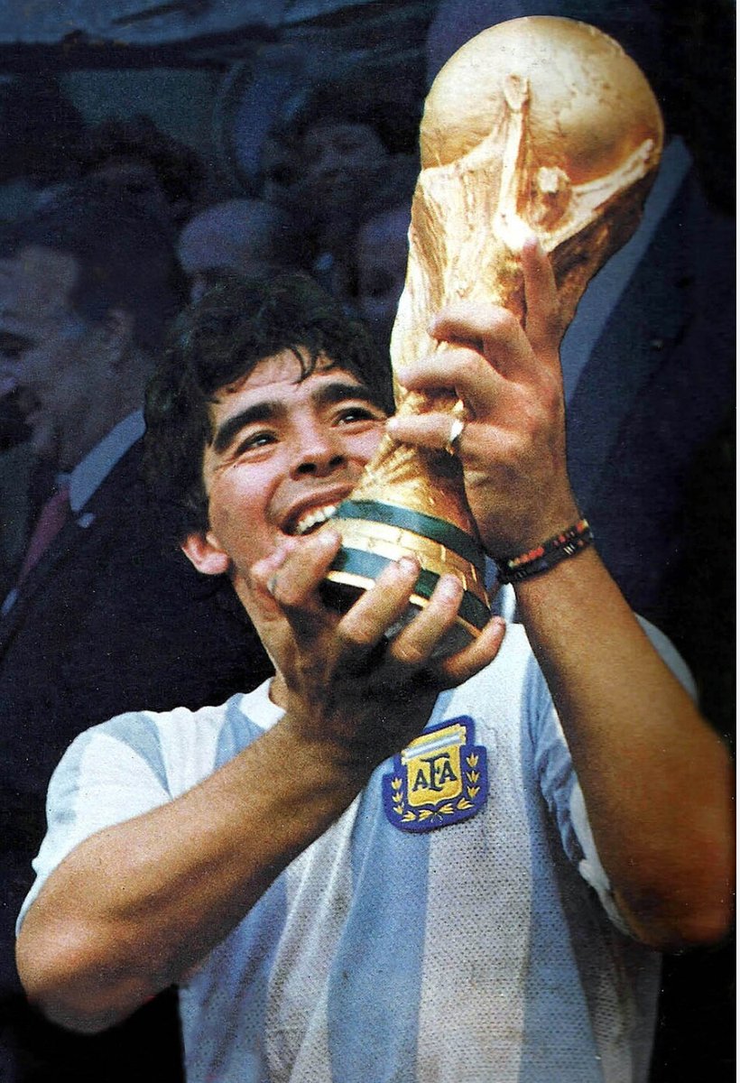 “Si me muero, quiero volver a nacer y ser futbolista. Y quiero volver a ser Diego Armando Maradona. Soy un jugador que le ha dado alegría a la gente y con eso me basta y me sobra” (1992).