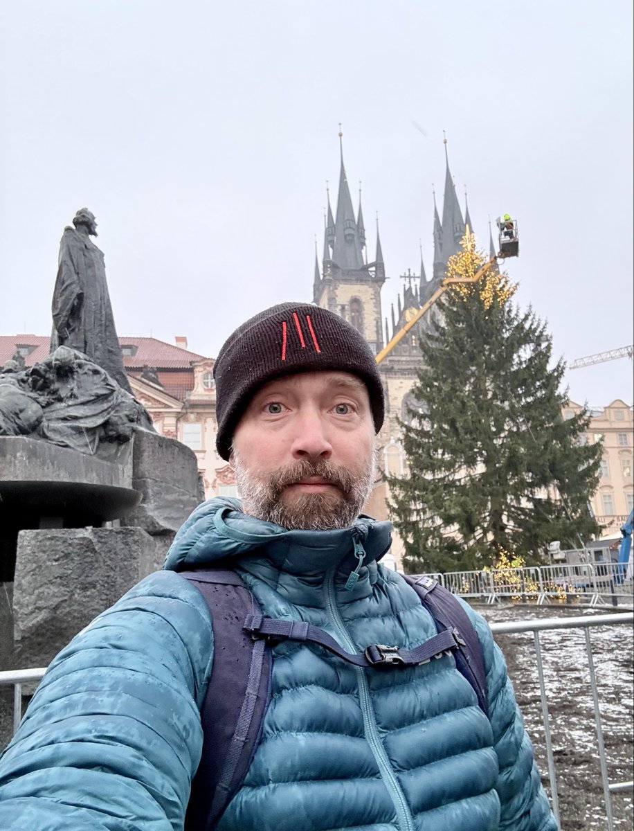 🔹 Spolu s Honzou Husem hledíme, jak nám zdoběj strom z jeřábu 🎄😎.