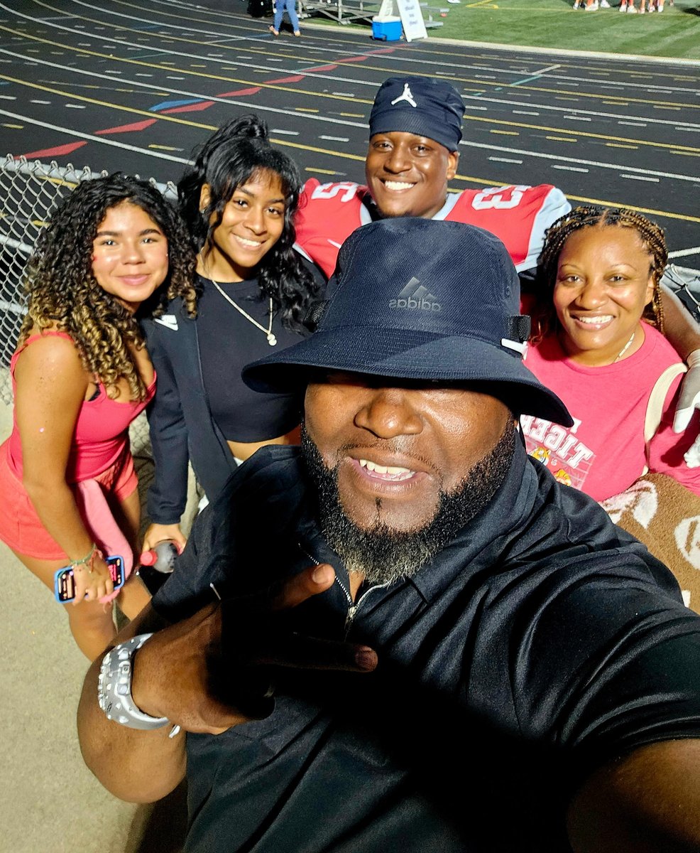 Sam_Hawkins23's tweet image. This Thanksgiving, I’m grateful for the game, my teammates, and above all, my family. 

Every rep, every game, and every moment means more with them by my side.❤️

#Thankful #StudentAthlete #NextLevel