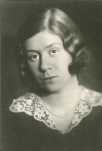 ercanyyilmaz's tweet photo. "Sana bakınca görüyorum: en güçlü büyü
yarın bitecek neşede saklı" diyor Fin şair Saima Harmaja (1913-37). 15inde vereme yakalanıp 24ünde ölüyor. Adım adım ölüme yürüdüğünü biliyor, bunu şiirlerinde görebiliyoruz. Birkaç şiirini çevirmiştim, devamı gelecek
https://t.co/WHMcW2Nofc https://t.co/50oNdDmkG0