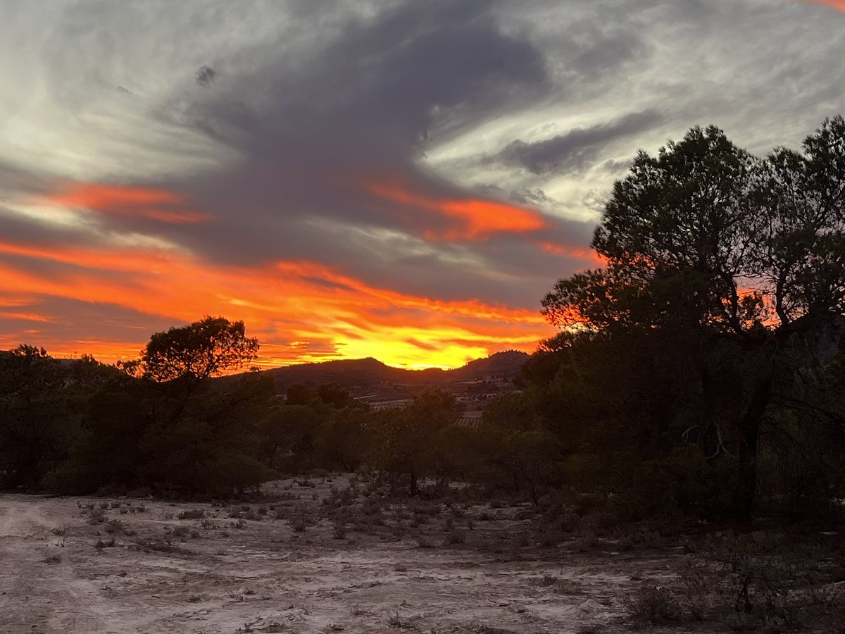 El Sol se esconde con un espectáculo de colores