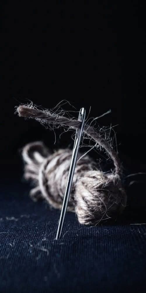 .
الابرة على حدتها لا قيمة لها بدون خيط..
والخيط على وهنه إلا أنه يرقع الثقب.. 
وما بين الوهن والحدة.. وخز مؤلم..
وبطل الحكاية....
رقعة ثوب.. !