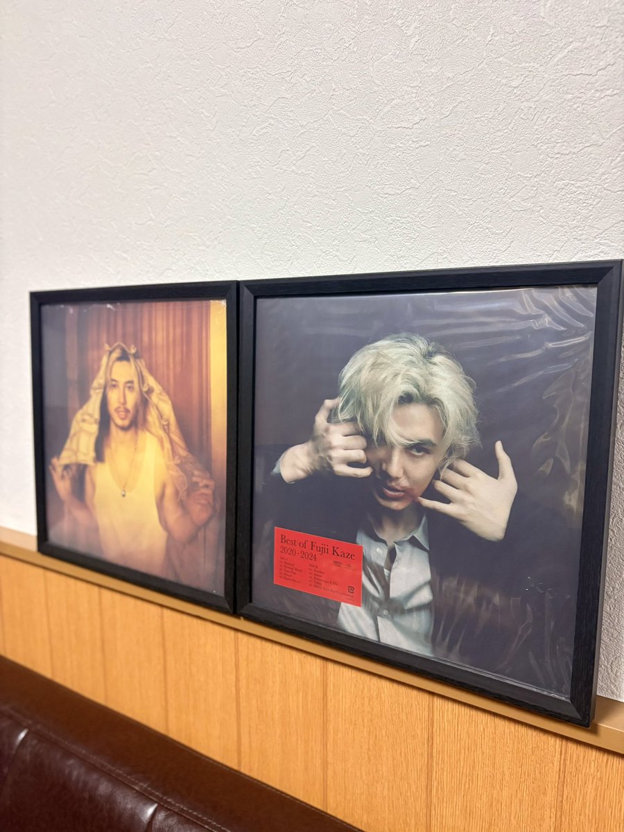tinyrecords's tweet image. KAZETARIANなので、ベスト盤LPも追加購入◎

今もまだ1万枚以上レコードは保有しているけれど、額装という高待遇は貴方が初めてという事を、藤井風さんには誇りに思って欲しいですね🫲